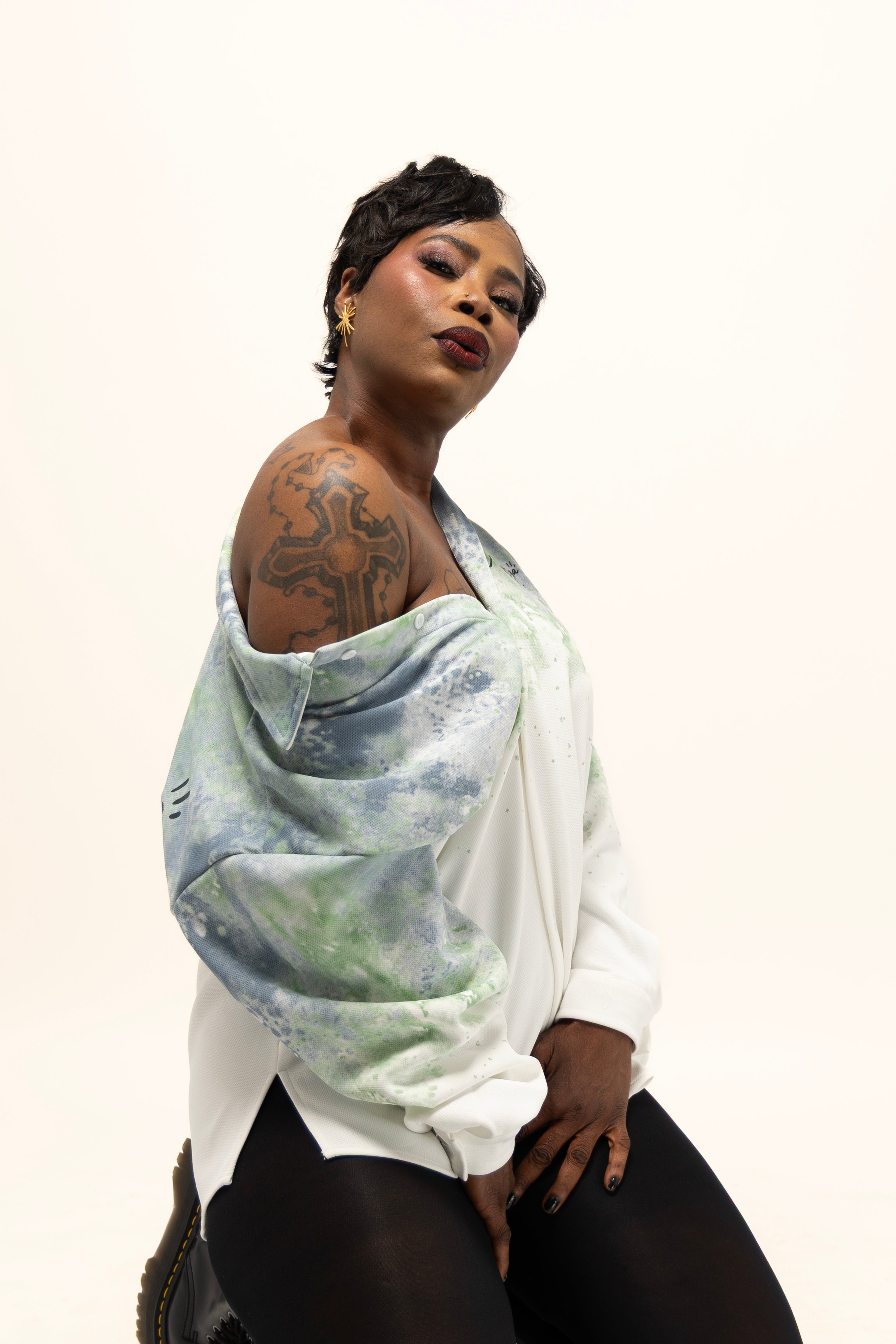 CHEMISE HAUTE COUTURE À MANCHES LONGUES, COUPE OVERSIZE, AVEC DEUX FENTES, EN POLYESTER ET COTON IMPRIMÉ – CREKMONGA PARIS – COLLECTION LIMITÉE