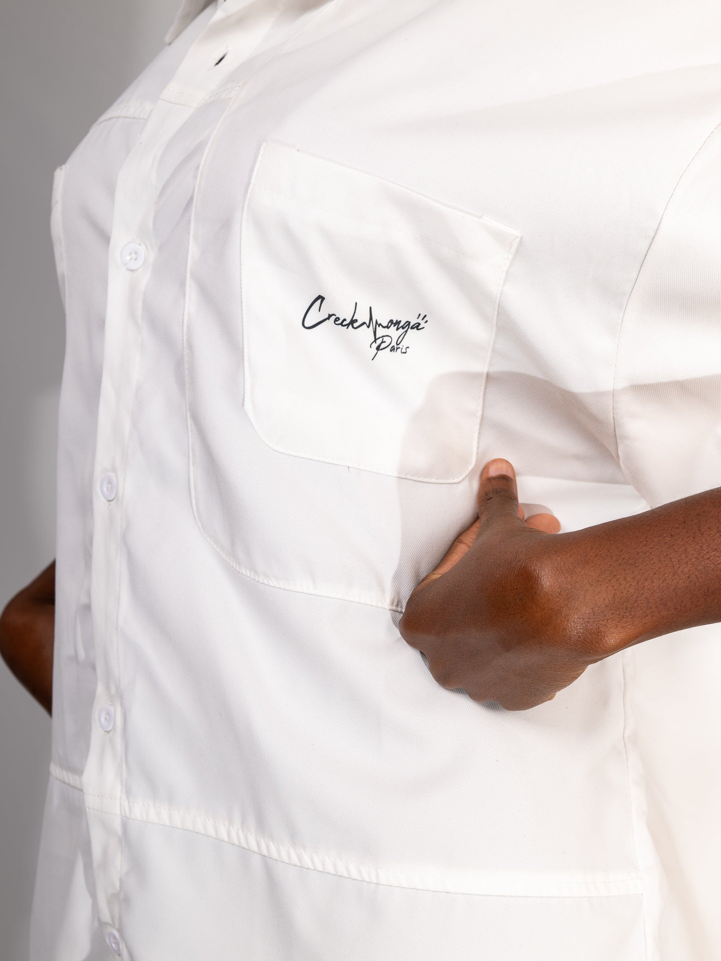 CHEMISE HAUTE COUTURE À MANCHE COURTE , COUPE OVERSIZE, À DEUX FENTES, EN POLYESTER ET COTON IMPRIMÉ – CREKMONGA PARIS