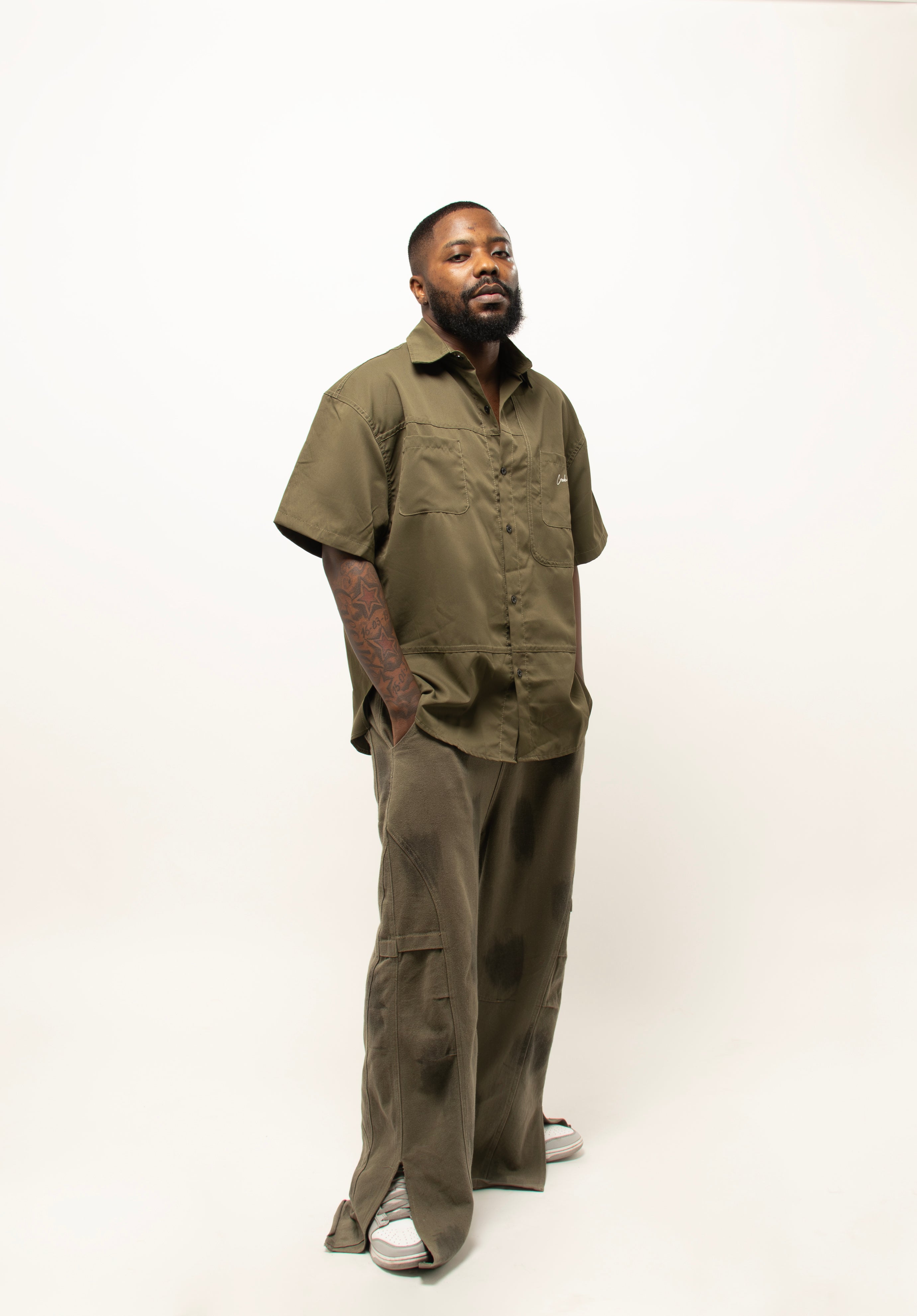 CHEMISE HAUTE COUTURE À MANCHE COURTE, COUPE OVERSIZE, À DEUX FENTES, EN POLYESTER ET COTON IMPRIMÉ – CREKMONGA PARIS
