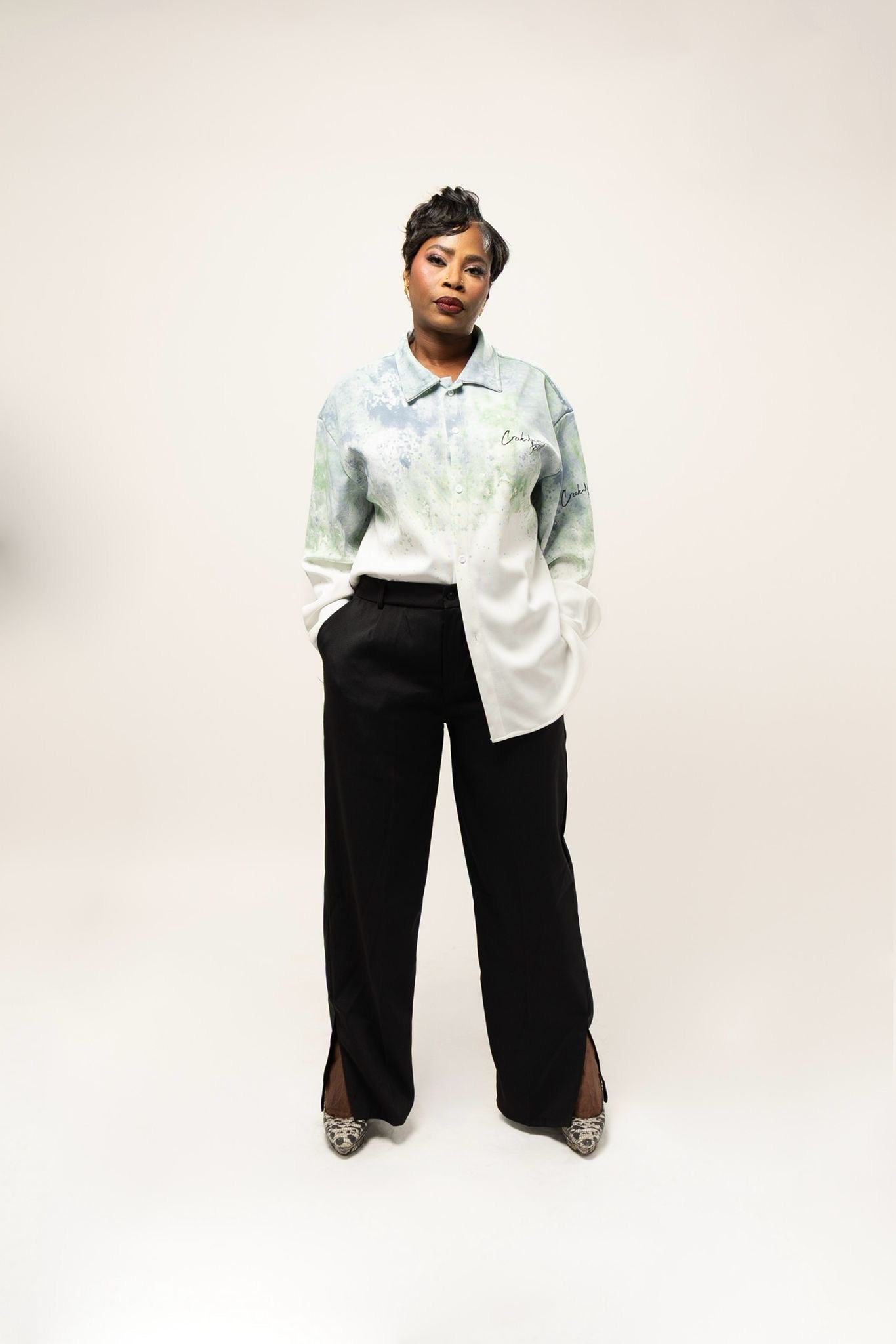 PANTALON HAUTE COUTURE EN POLYESTER IMPRIMÉ LOGO CREKMONGA PARIS, UNE FENTE