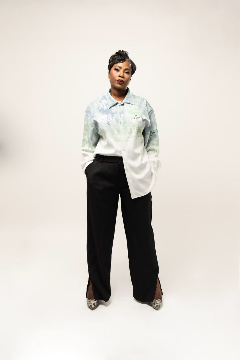 PANTALON HAUTE COUTURE EN POLYESTER IMPRIMÉ LOGO CREKMONGA PARIS, UNE FENTE