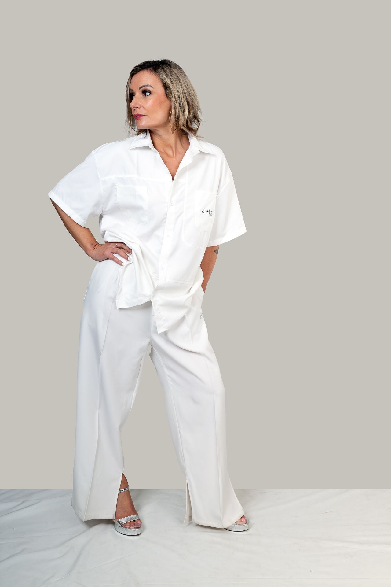 CHEMISE HAUTE COUTURE À MANCHE COURTE , COUPE OVERSIZE, À DEUX FENTES, EN POLYESTER ET COTON IMPRIMÉ – CREKMONGA PARIS