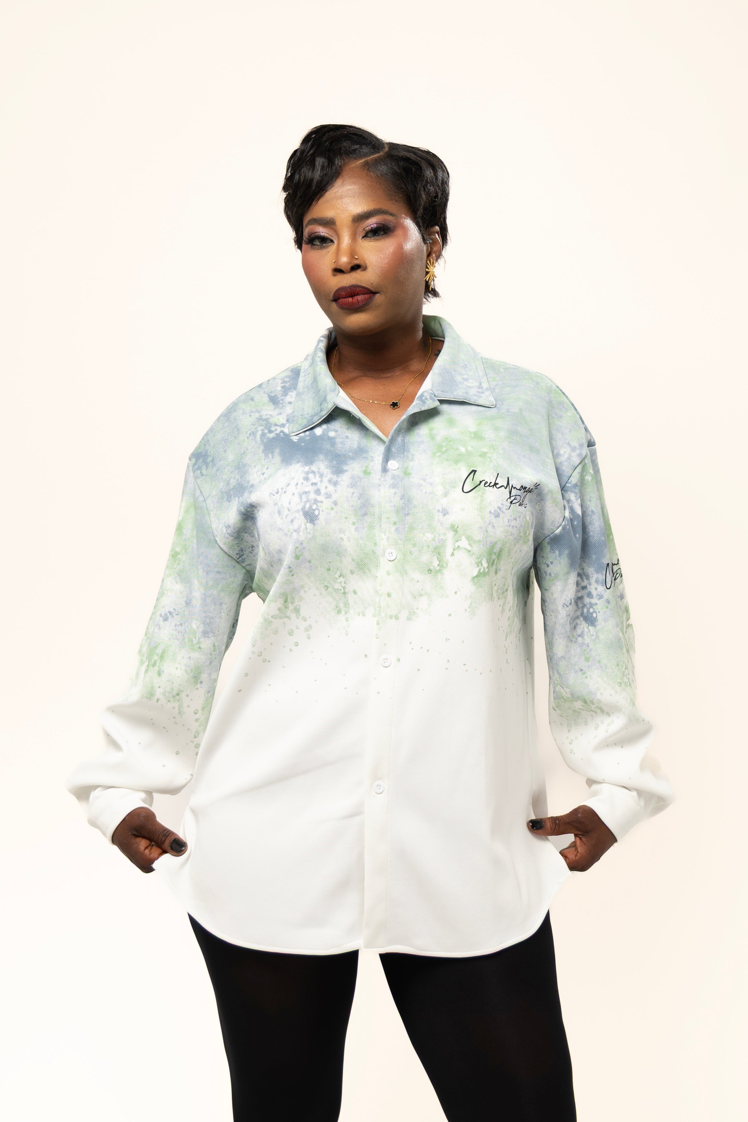 CHEMISE HAUTE COUTURE À MANCHES LONGUES, COUPE OVERSIZE, AVEC DEUX FENTES, EN POLYESTER ET COTON IMPRIMÉ – CREKMONGA PARIS – COLLECTION LIMITÉE