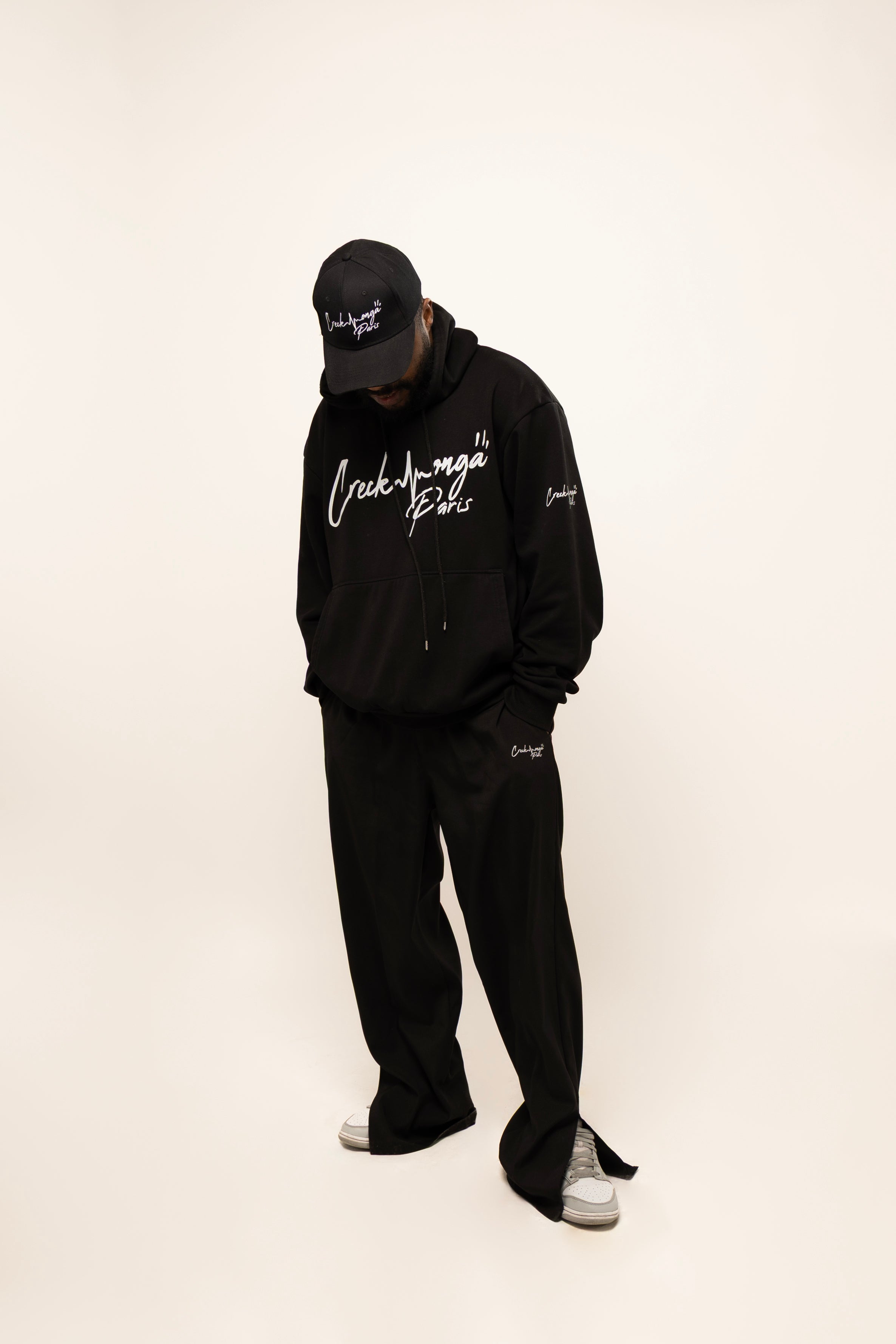 PANTALON HAUTE COUTURE EN POLYESTER IMPRIMÉ LOGO CREKMONGA PARIS, UNE FENTE