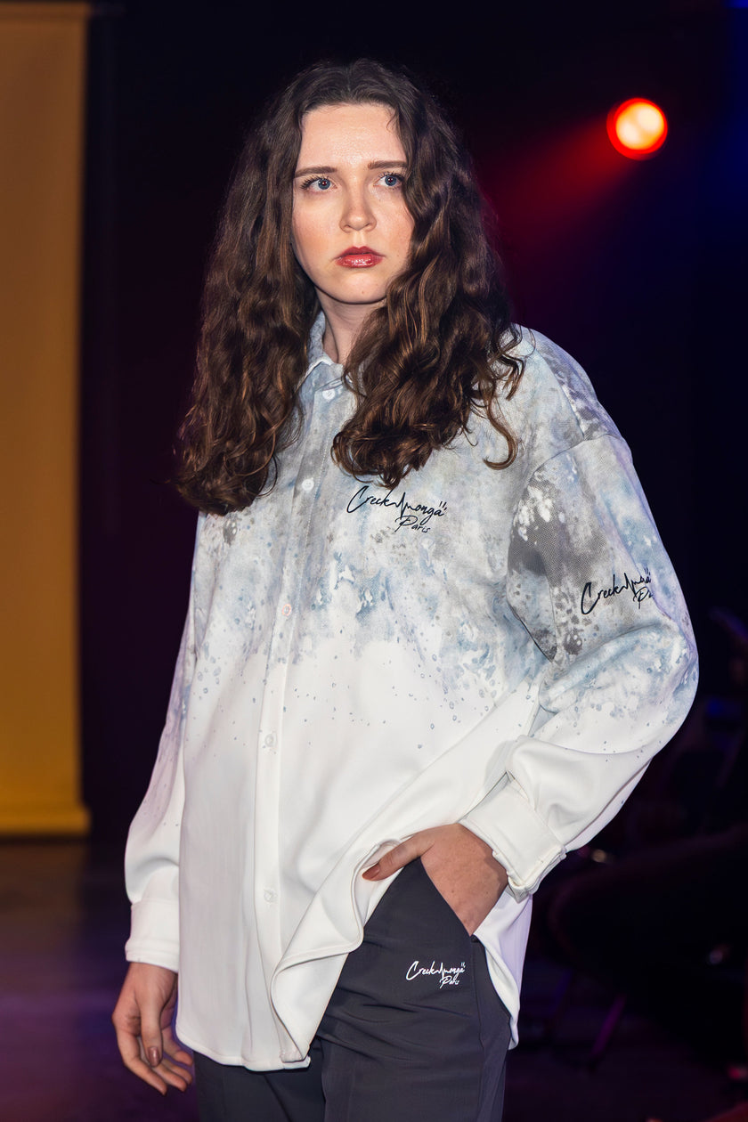CHEMISE HAUTE COUTURE À MANCHES LONGUES, COUPE OVERSIZE, AVEC DEUX FENTES, EN POLYESTER ET COTON IMPRIMÉ – CREKMONGA PARIS – COLLECTION LIMITÉE