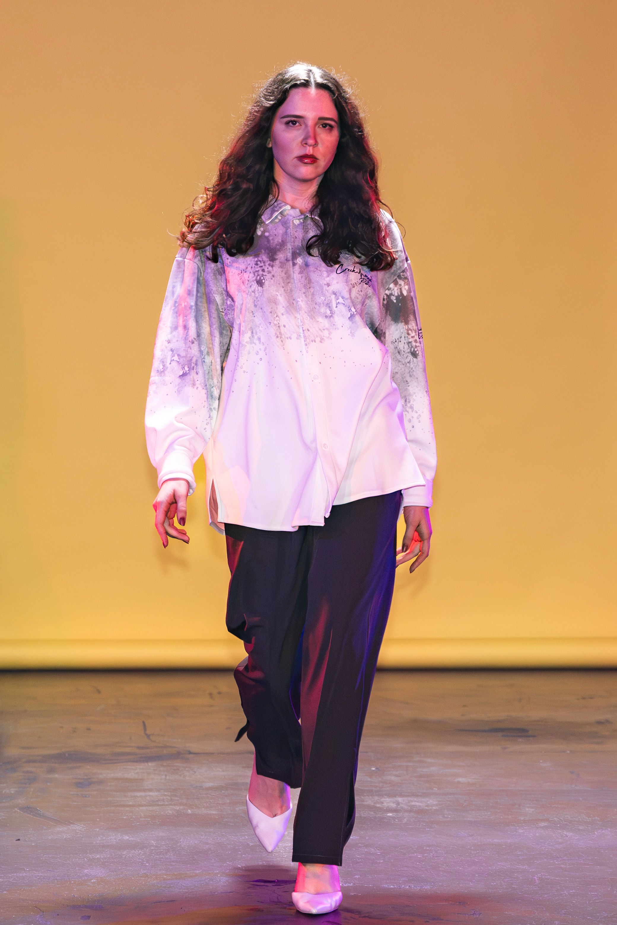 CHEMISE HAUTE COUTURE À MANCHES LONGUES, COUPE OVERSIZE, AVEC DEUX FENTES, EN POLYESTER ET COTON IMPRIMÉ – CREKMONGA PARIS – COLLECTION LIMITÉE